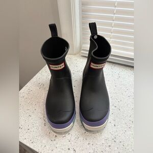 NWOT Hunter Women’s Black and Stripe PLAY™ Short Rain Boot